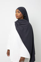 Hijab prêt à nouer soie de Médine gris foncé