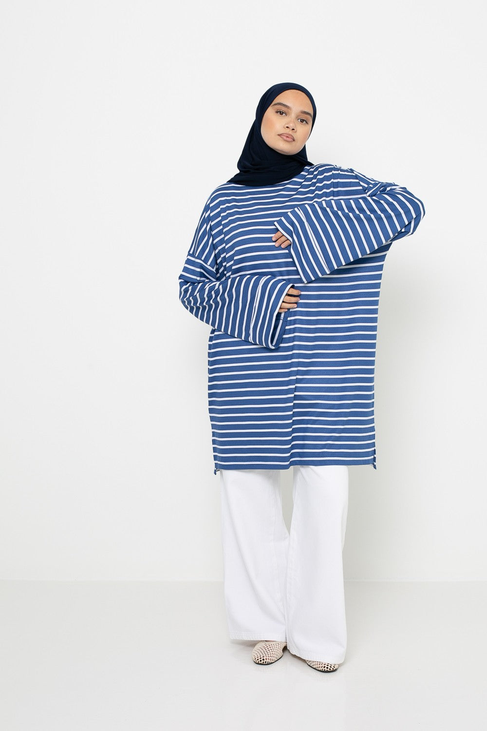 T-shirt long marinière bleu jean. Boutique vêtement moderne pour femme musulmane.