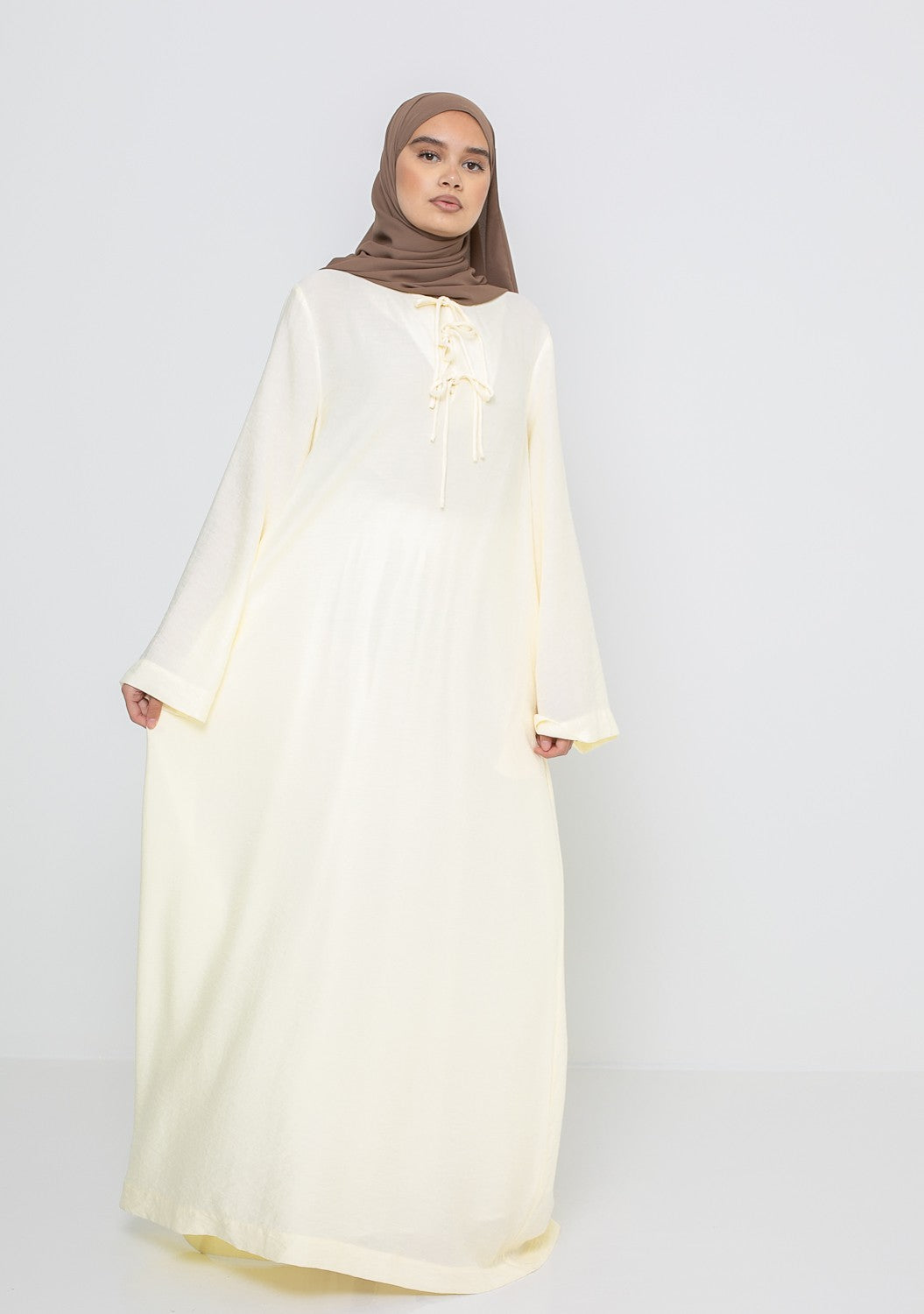 Robe logue et ample d'été pour femme musulmane couleur jaune beurre.