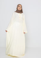 Robe logue et ample d'été pour femme musulmane couleur jaune beurre.