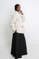 Trench court moderne crème pour femme musulmane. Boutique hijab mode.