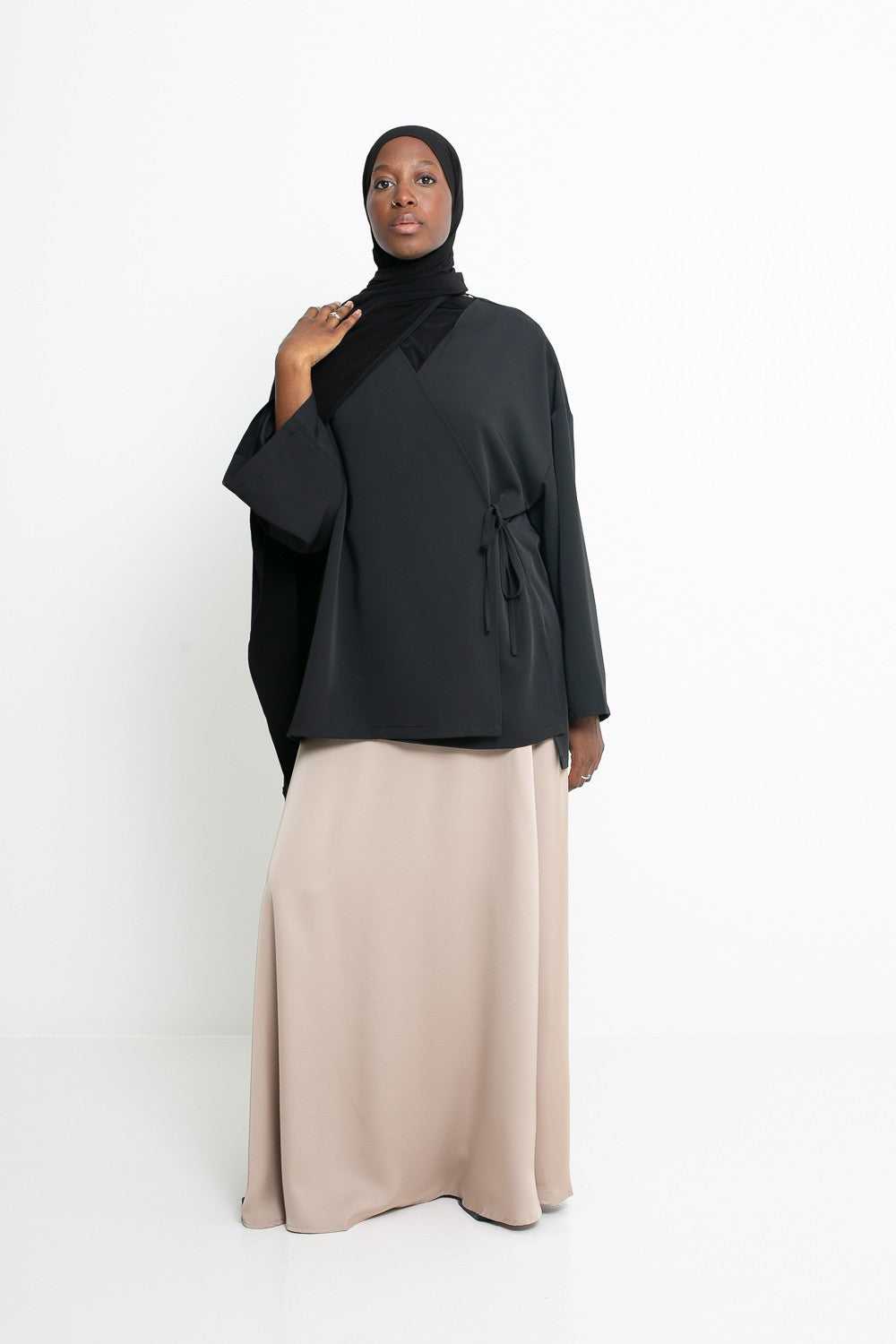 Jupe satinée évasée beige. Boutique femme modeste et moderne