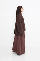 Pull en laine moderne coupe ample pour femme musulmane. Col montant et manches amples. Boutique hijab. Profil droit.