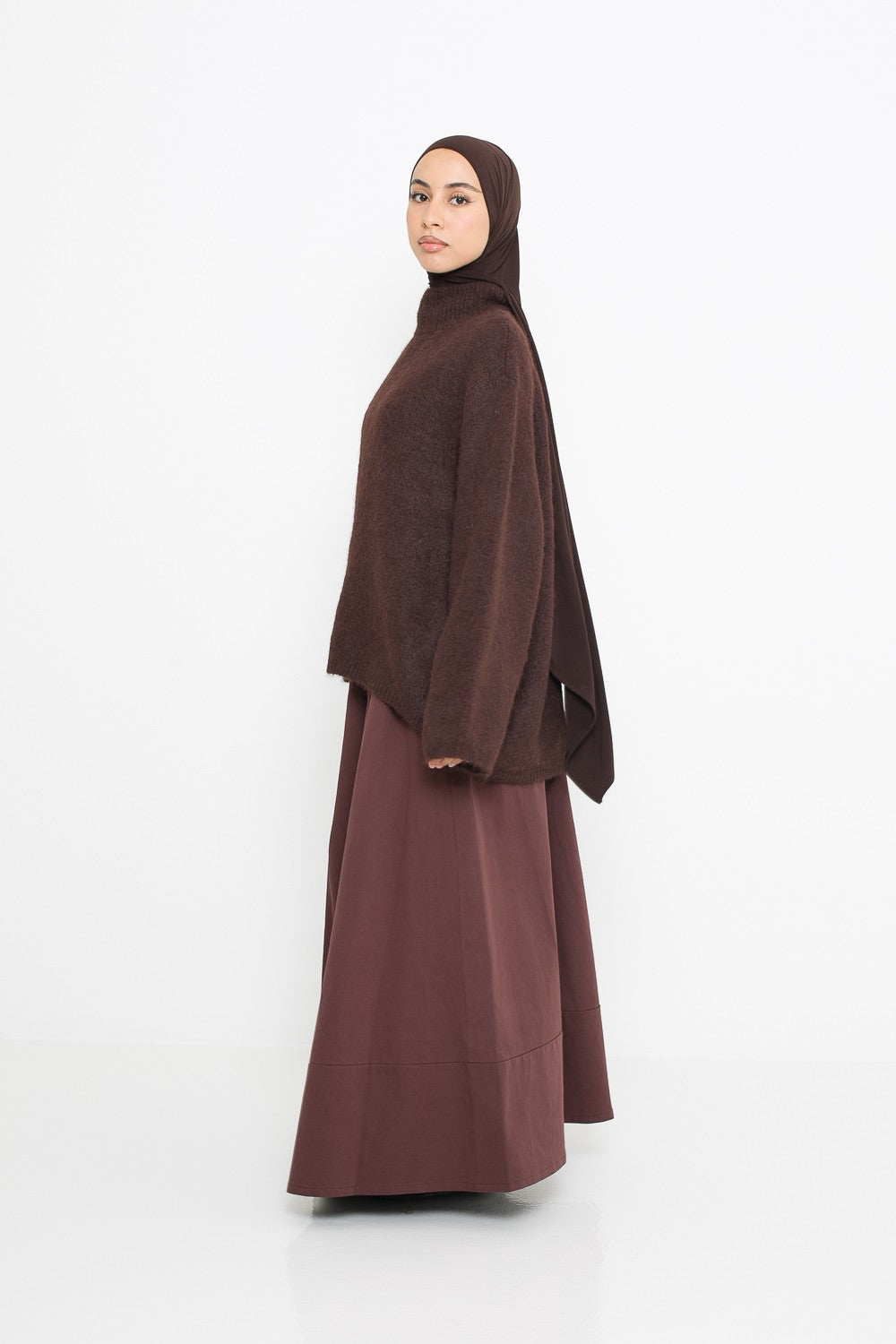 Pull en laine moderne coupe ample pour femme musulmane. Profil gauche. Boutique hijab pour femme musulmane.