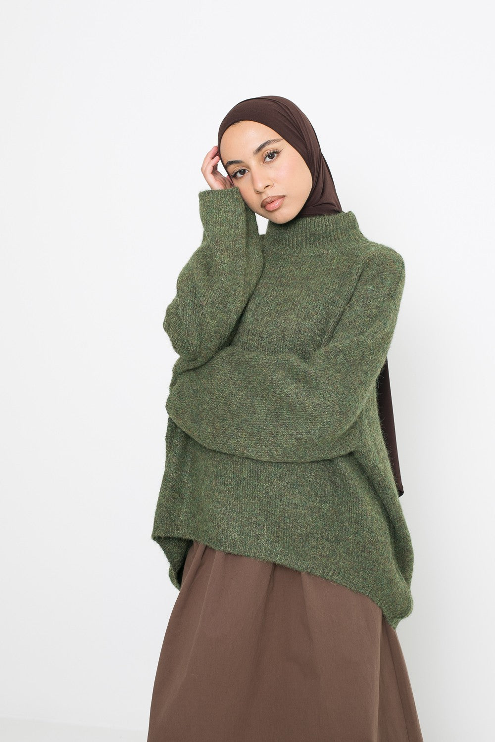 Pull ample en laine avec col montant. boutique modeste fashion. Prêt à porter pour femme musulmane.