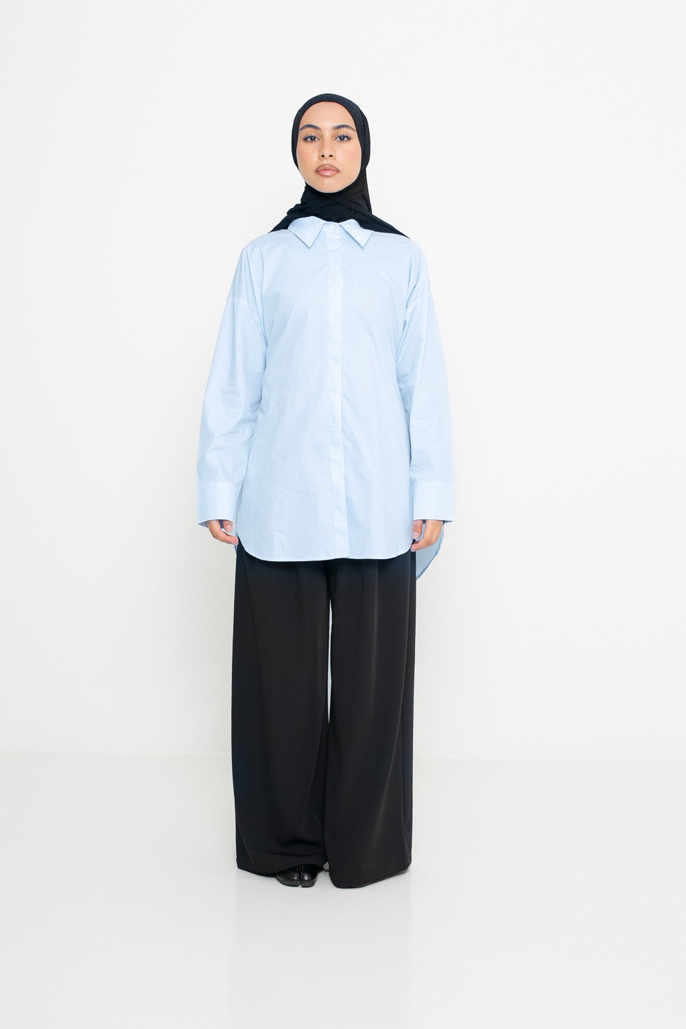 Chemise habillé bleu claire pour femme musulmane. Boutique chic et classe.