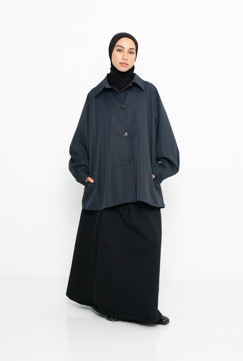 Trench minimaliste moderne pour femme musulmane