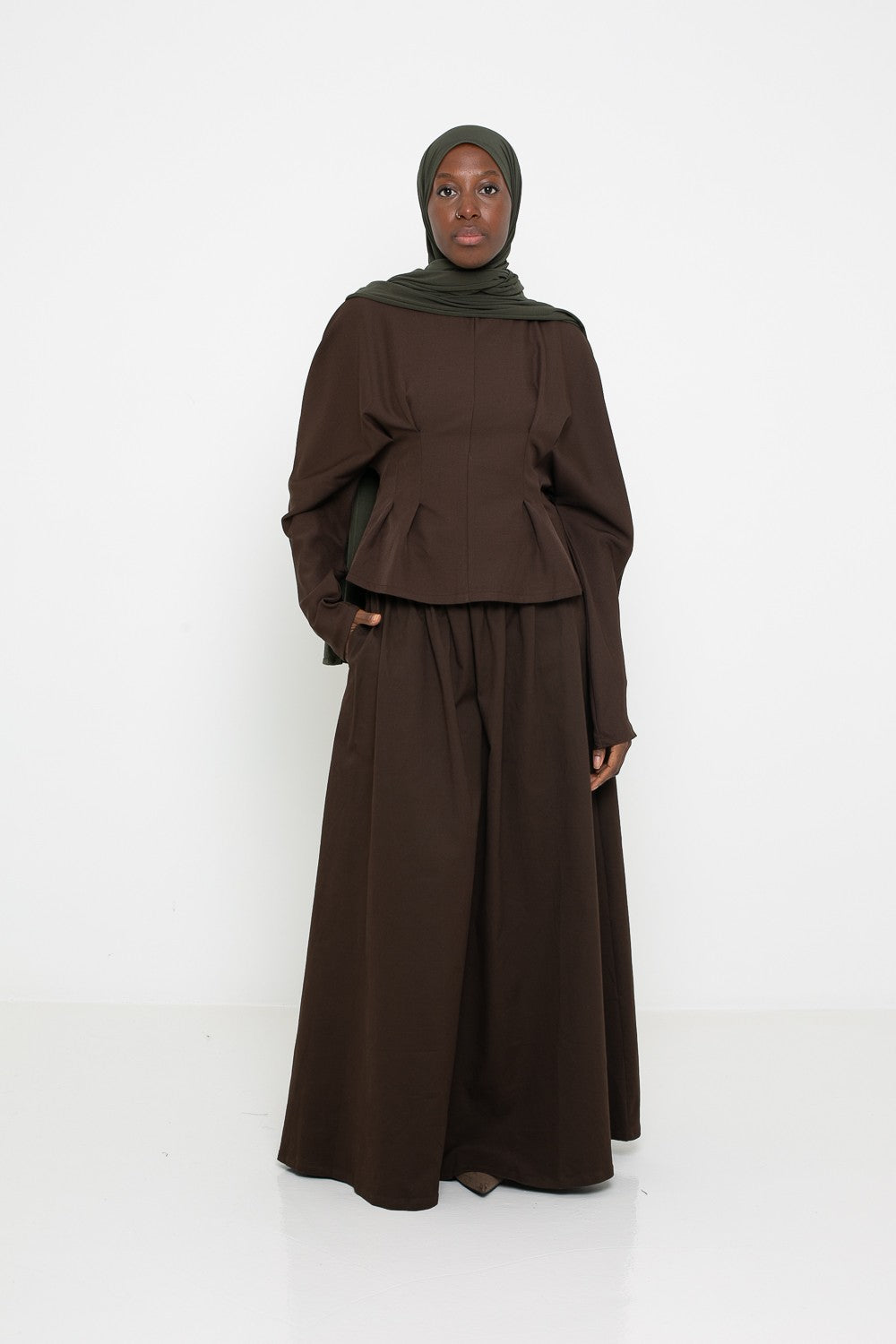 Top plis classe marron pour femme musulmane. Boutique hijab moderne.
