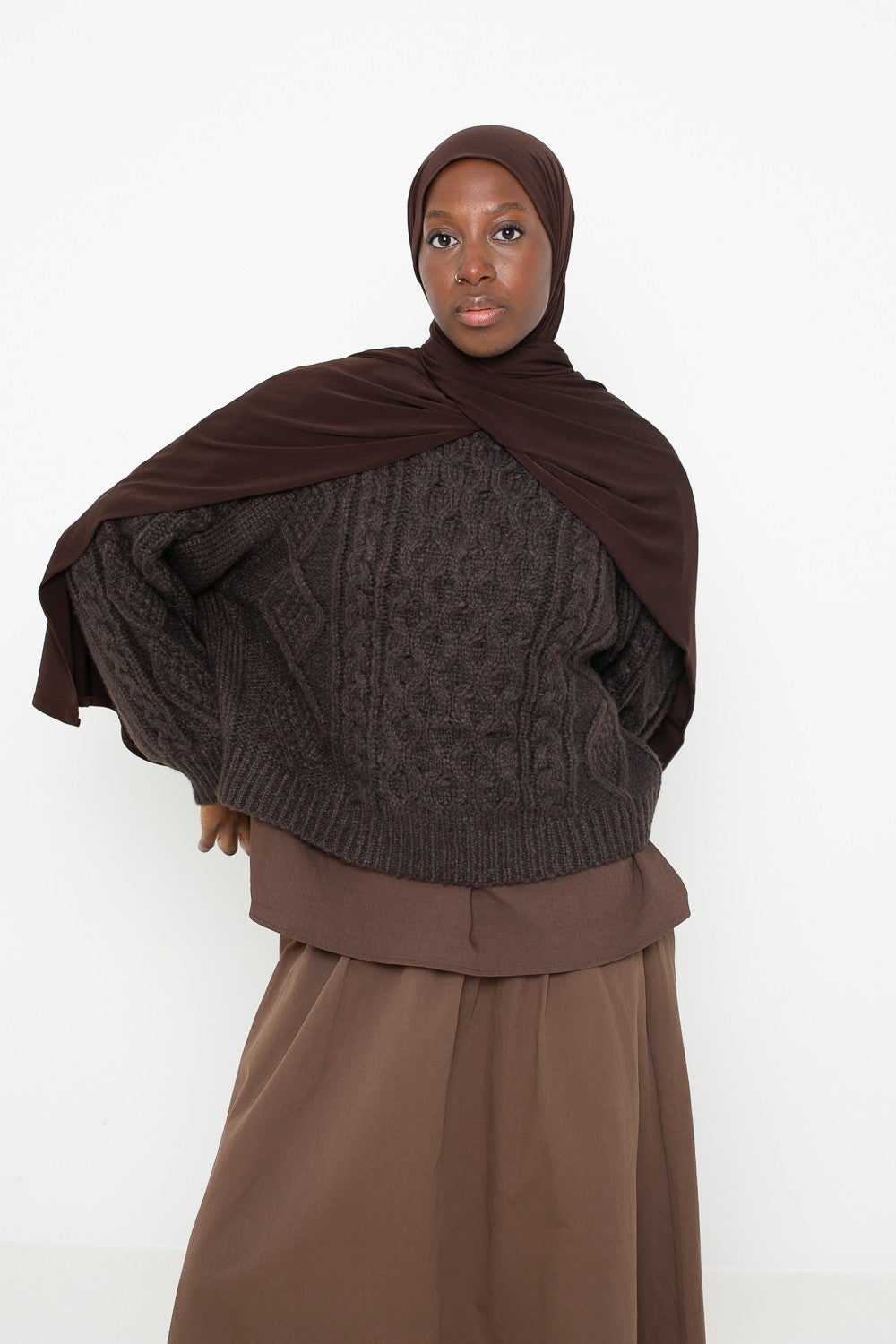 Pull maille marron foncé pour femme modeste et moderne. Boutique hijab musulmane.