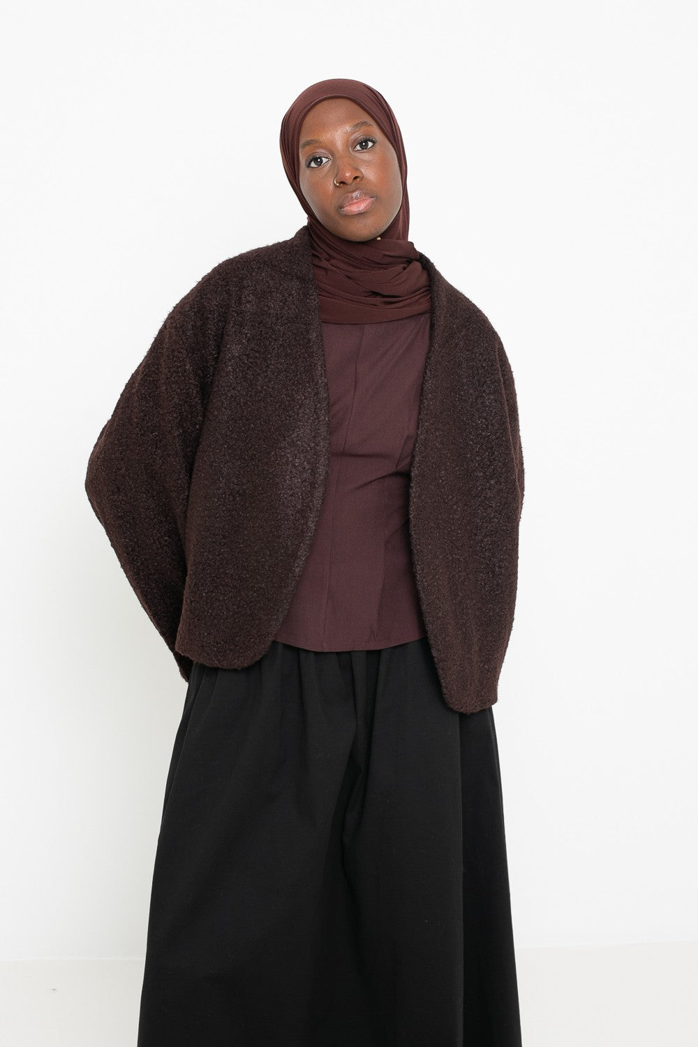 Veste laine bouclée marron foncé moderne coupe ballon. Boutique hijab musulmane