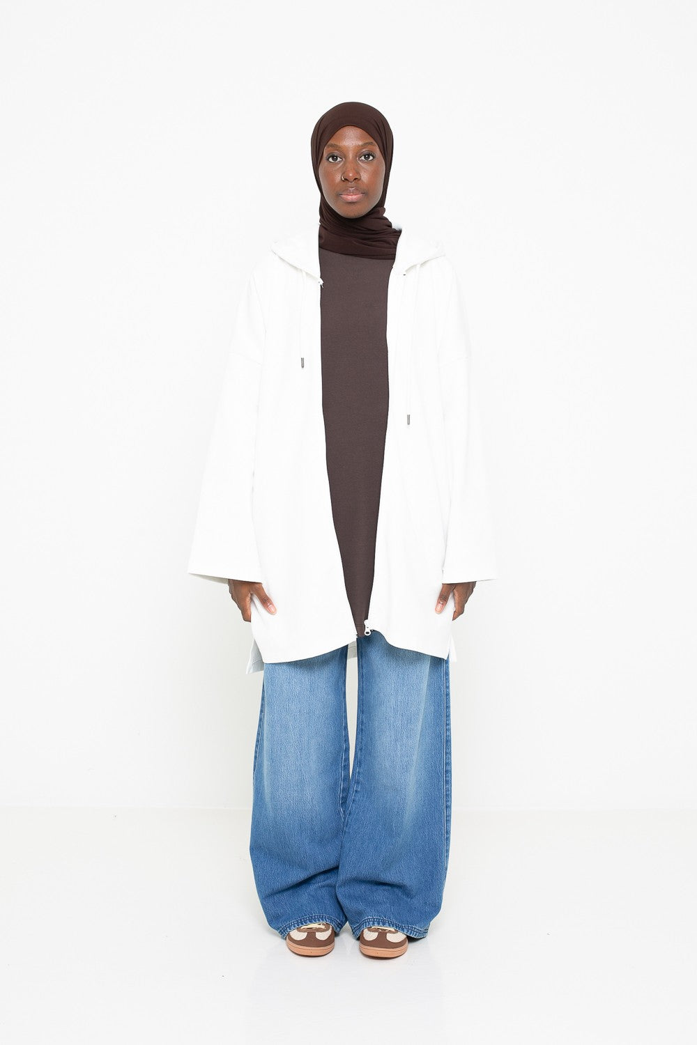 Veste sweat blanche longue et ample pour femme musulmane. Détail porté ouverte.