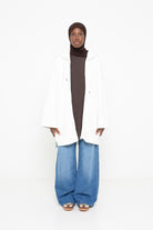 Veste sweat blanche longue et ample pour femme musulmane. Détail porté ouverte.