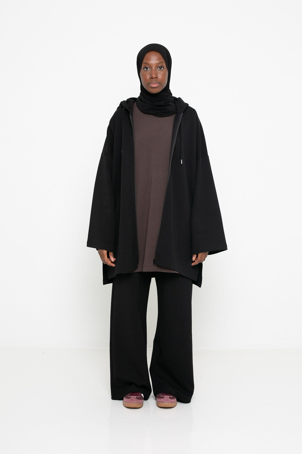 Pantalon ample en coton porté avec veste longue;