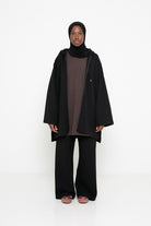 Pantalon ample en coton porté avec veste longue;