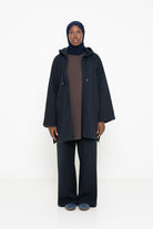 Veste sweat à capuche ample en coton navy porté avec un pantalon ample. Boutique modets efashion pour femme musulmane
