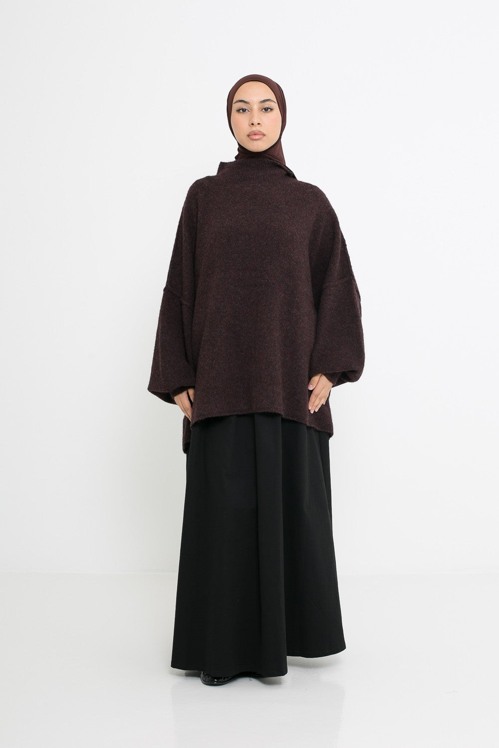 Pull ample en laine coupe oversize photo portée avec un hijab jersey premium fluide et une jupe trapèze en coton