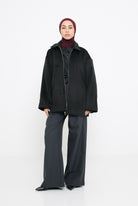 Veste manteau en laine noir pour femme. Chic and modesty CM.