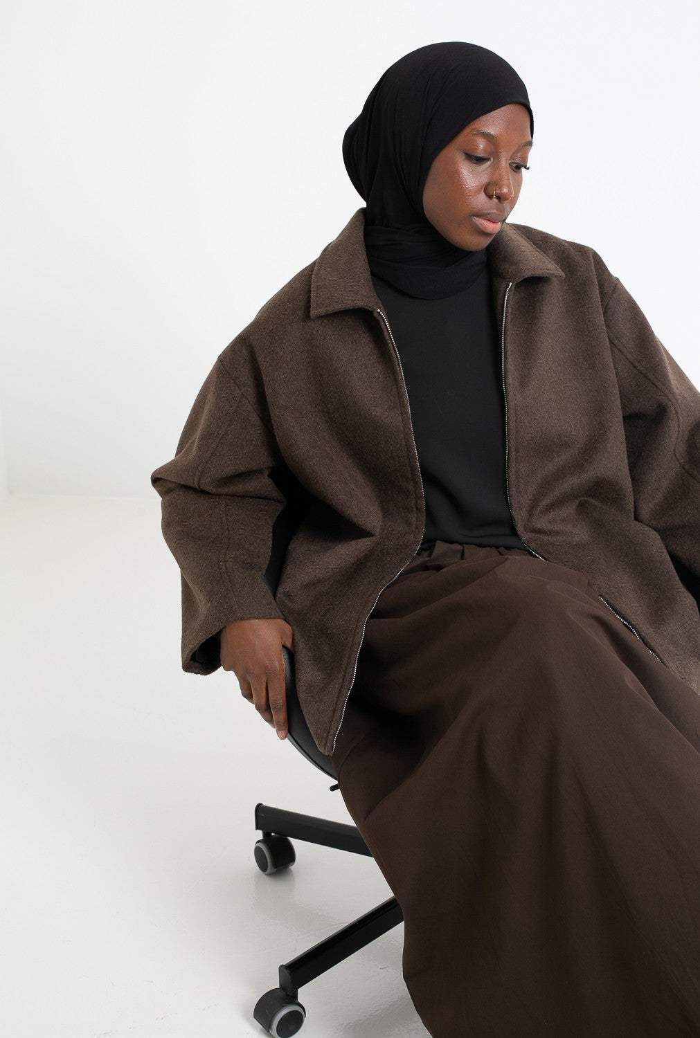 Manteau court en laine marron détail couture et col. Boutique hijab pour femme musulmane.