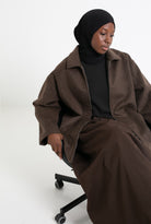 Manteau court en laine marron détail couture et col. Boutique hijab pour femme musulmane.