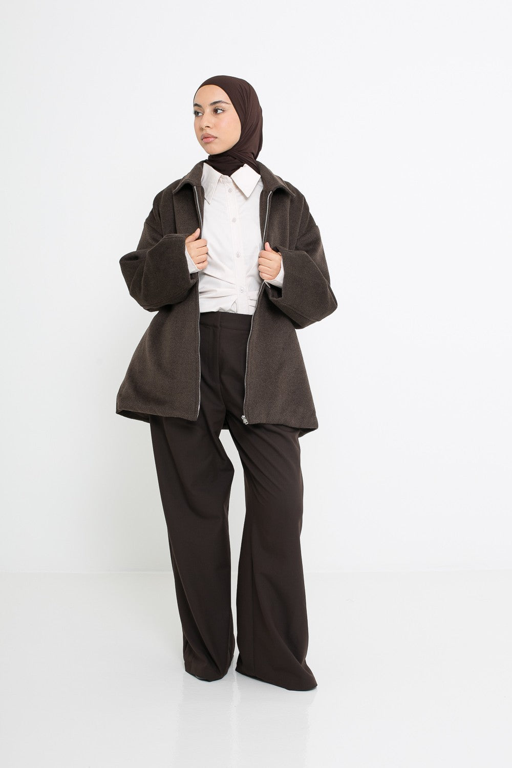 Manteau court ample en laine pour femme musulmane. Manteau ouvert col chemise. Boutique hijab chic and modesty.