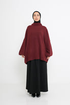Pull long coupe ample porté avec une jupe pour femme musulmane. Boutique prêt à porter moderne.