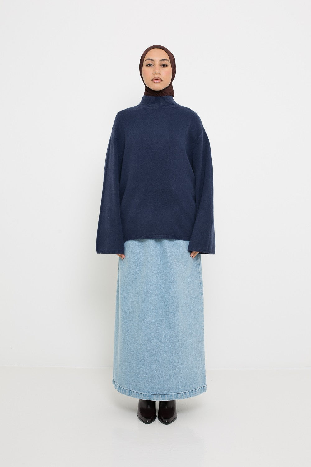 Pull maille fine bleu porté avec une jupe en jean. Boutique de prêt à porter pour femme musulmane.