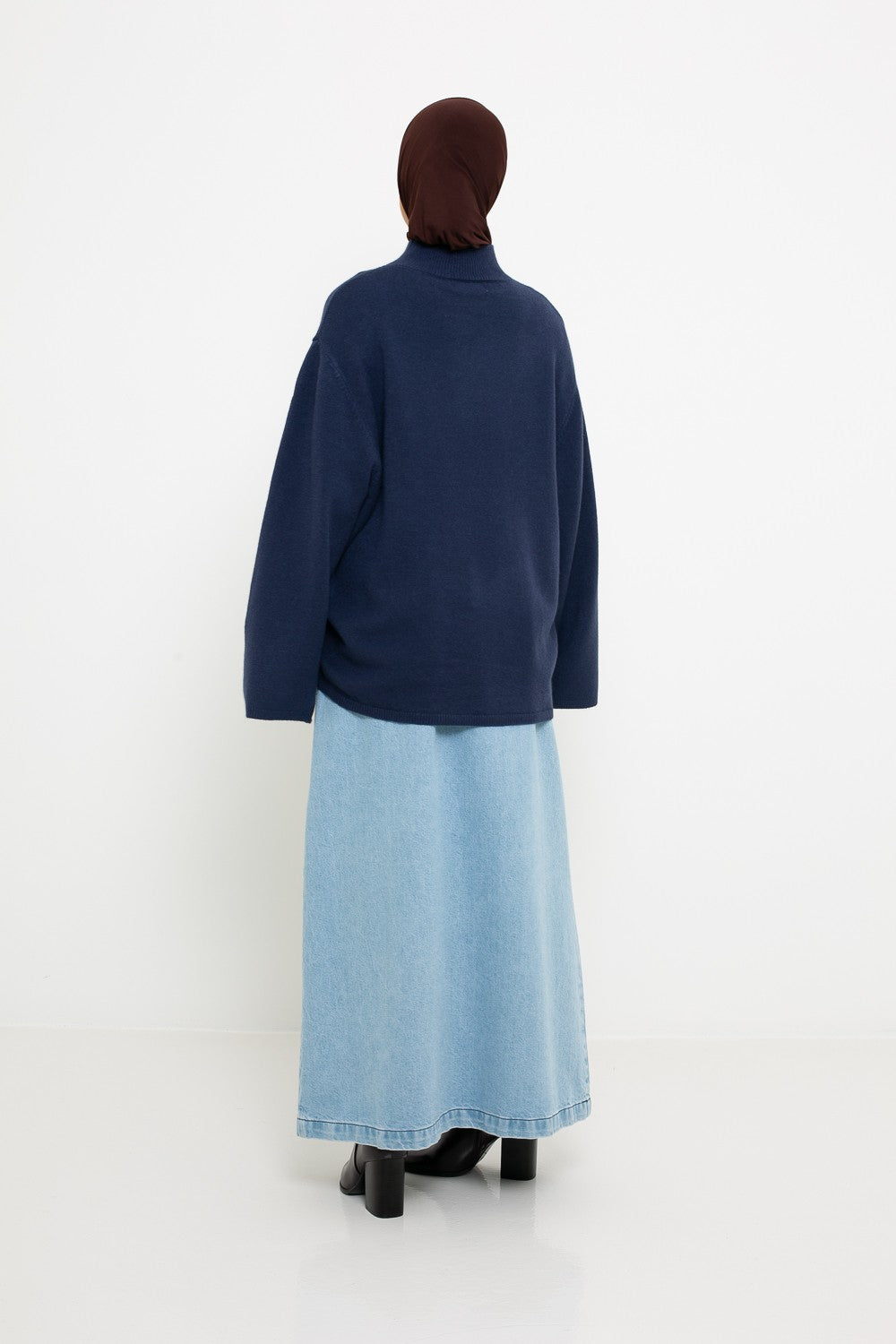 Pull en maille fine bleu tendance pour femme musulmane. Détail arrière.