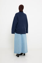 Pull en maille fine bleu tendance pour femme musulmane. Détail arrière.