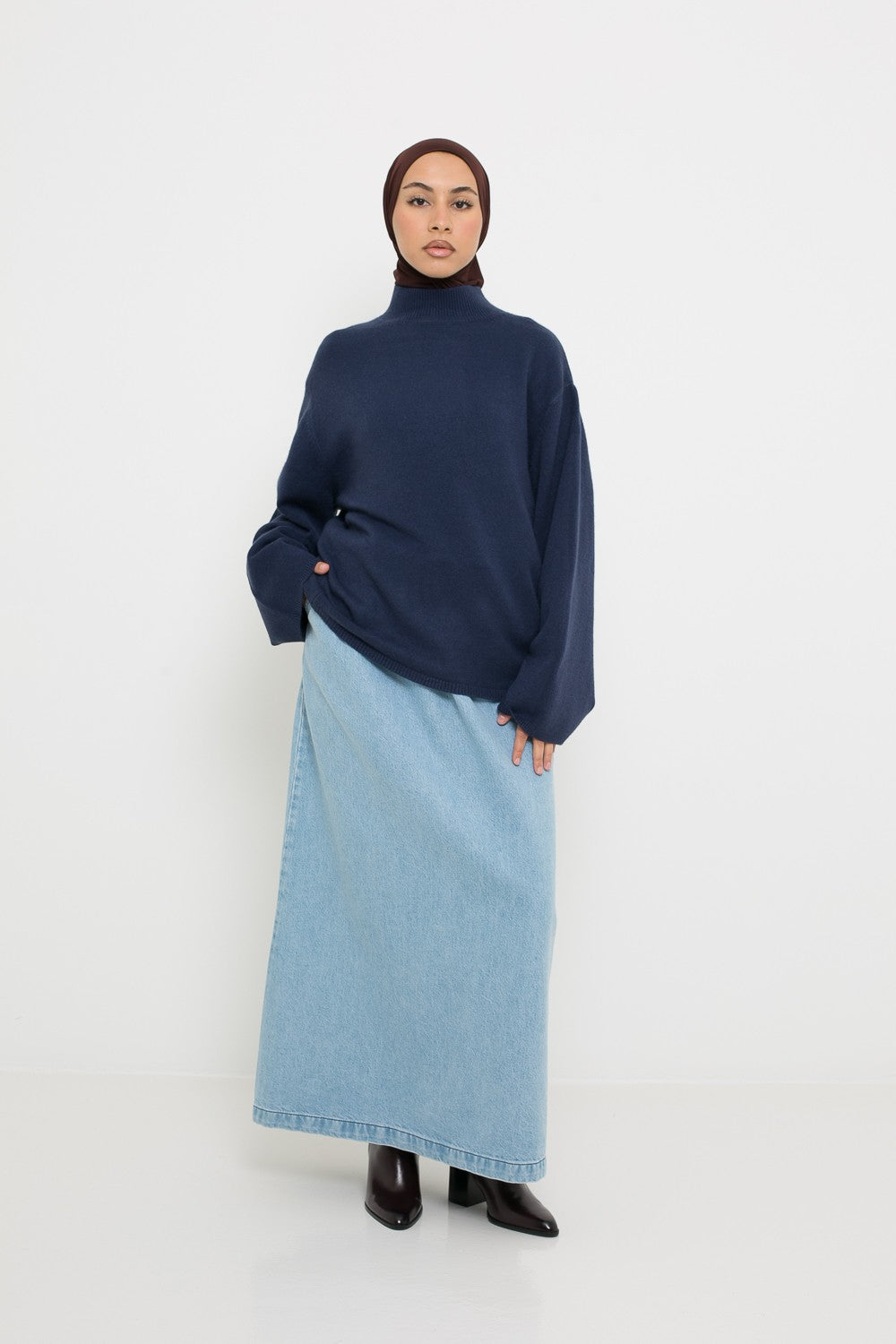 Pull maille fine bleu porté avec une jupe en jean. Boutique de prêt à porter pour femme musulmane.