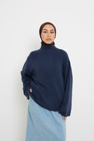 Pull en maille fine bleu pour femme musulmane détail col montant.