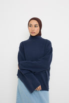 Pull en maille fine bleu pour femme musulmane détail manche.