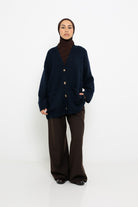 Gilet mi long à poche bleu marine pour femme musulmane. Boutique de prêt à porter modeste fashion.