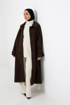 Ensemble d'hiver pantalon et pull porté avec un manteau long pour femme musulmane. Boutique de prêt à porter modeste fashion.