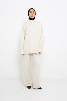 Ensemble en maille douce et chaude composé d'un pantalon ample et d'un pull long. Boutique en ligne musulmane pour femme.