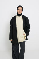 Pull ample en maille couleur beurre. Chic and modesty