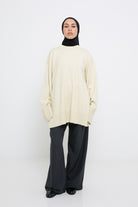 Pull ample en maille pour femme musulmane. Vue de profil.