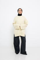 Pull ample jaune beurre pour femme modeste. Détail manche large.