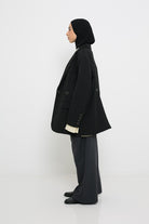Blazer ample tendance vue de profil. Boutique deprêt à porter pour femme moderne musulmane.