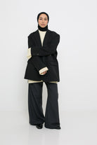 Blazer ample coupe oversize noir pour femme musulmane. CM chic and modesty.