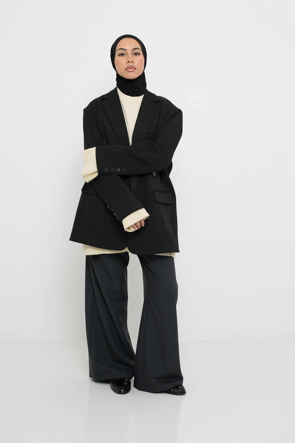 Ensemble porté classe et tendance pour une femme musulmane.