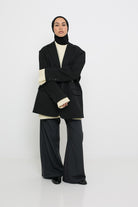 Ensemble porté classe et tendance pour une femme musulmane.