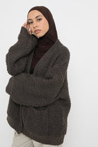 Gros gilet d'hiver à boucle coupe ample avec poche pour femme musulmane. Boutique chic and modesty.