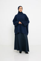 Jupe satinée évasée bleu marine pour femme modeste.