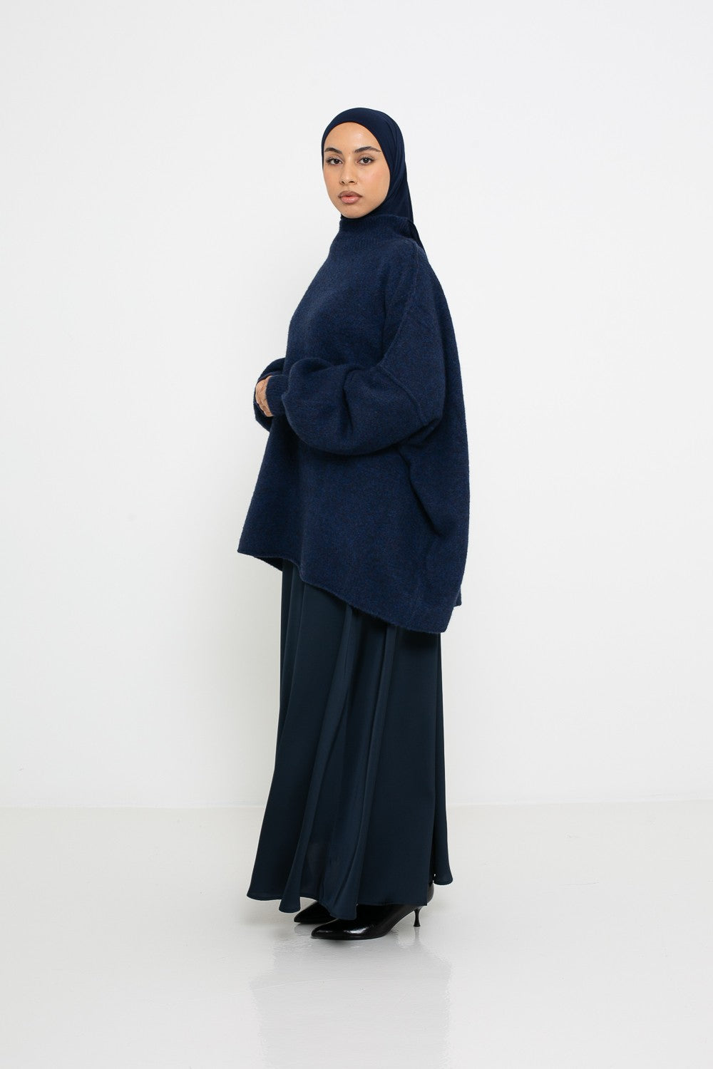 Jupe longue satiné bleu marine coupe évasée. Boutique pour femme musulmane