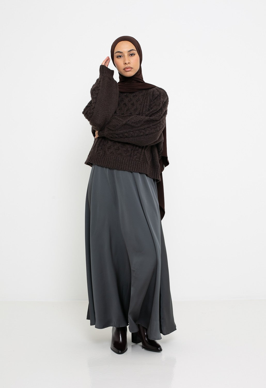 Jupe longue évasée grise satiné pour femme musulmane. Boutique modeste fashion.