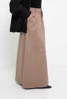 Jupe beige ample en coton vue de profil. Boutique Chic and modesty.