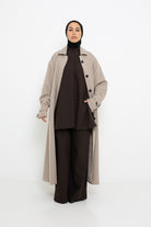 Trench long beige ample avec bouton noir pour femme musulmane