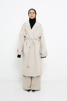 Manteau en laine premium long beige clair, coupe ample pour femme musulmane. Boutique Chic and modesty.