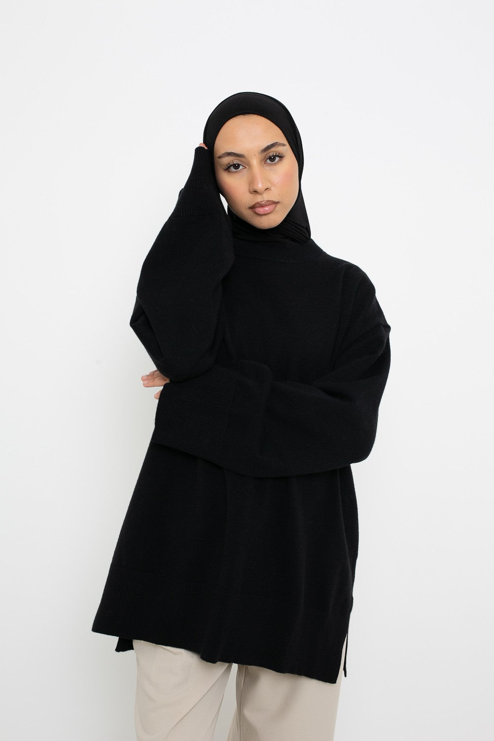 Pull ample en maille noir détail manche et col pour femme musulmane