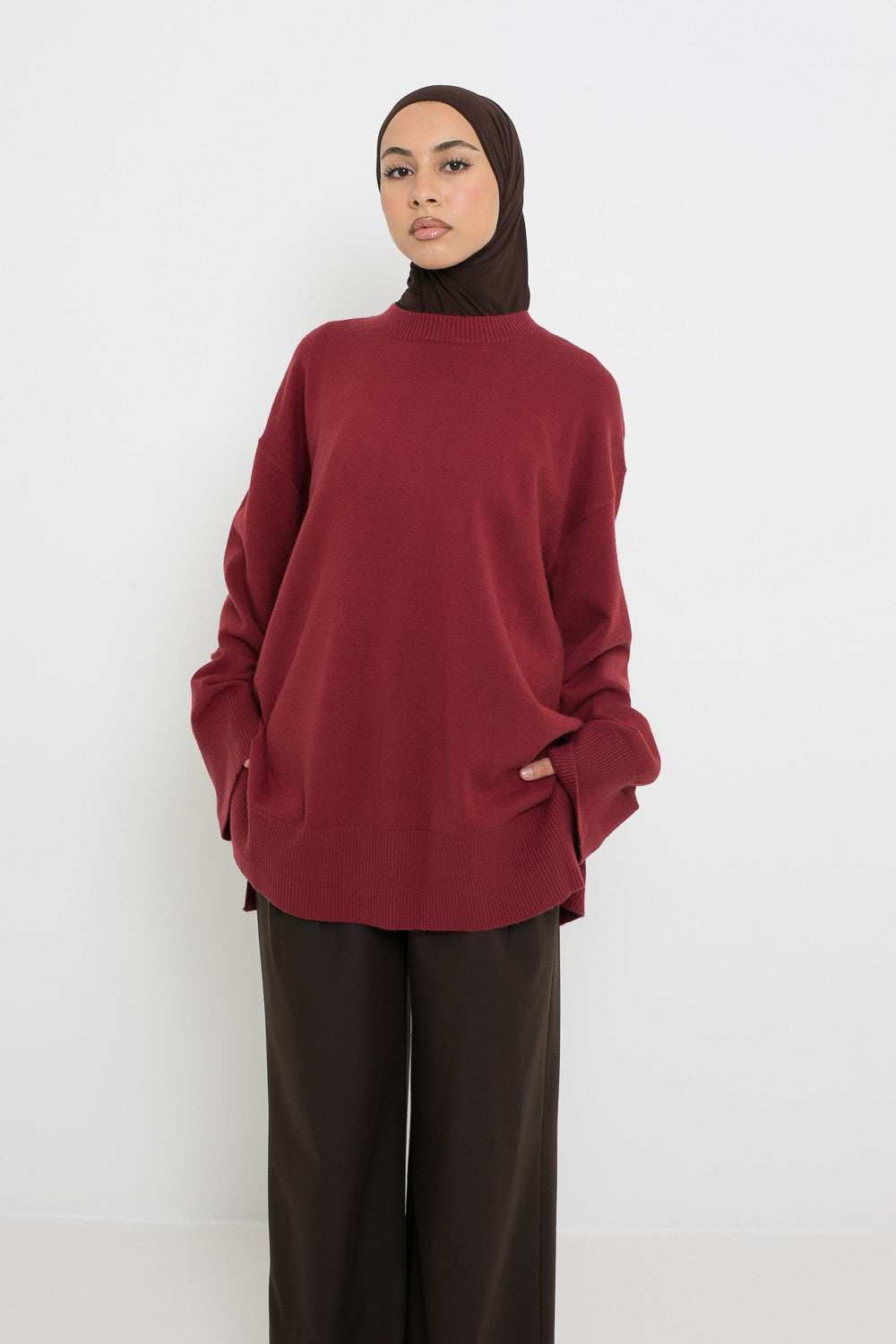 Pull ample manche large brique à maille fine pour femme musulmane.